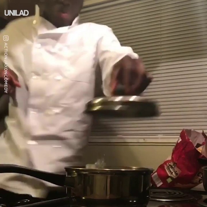 Il se rate complètement en faisant des frites... Oups