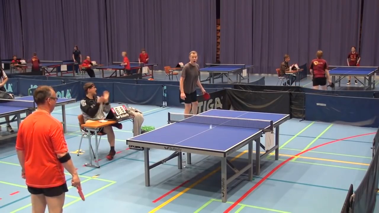 Le ganó a su amigo en el ping pong con un tiro que parecía imposible