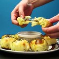 Prosty i smaczny pomysł na przekąskę? Bułki z pieczarkami!Przepis jest tu:  Instagram:  aps_food