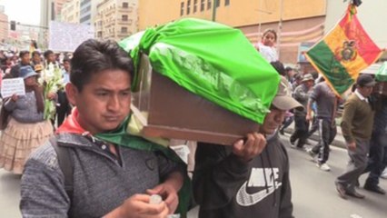 Video herunterladen: Cocaleros bolivianos marchan en La Paz por muerte de dos compañeros