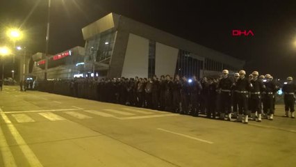Hakkari Şehit Annesi, Valiye Sarılarak, "Oğlumun Kanı Yerde Kalmasın" Dedi