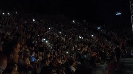 Yıldız Tilbe İlginç Danslarını Abarttı