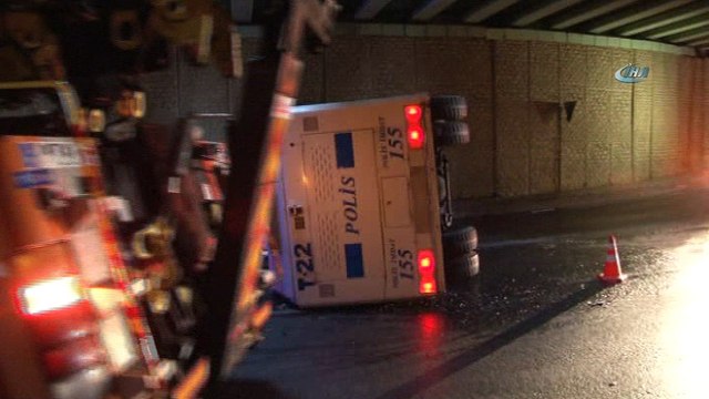 İstanbul Fatih Topkapı Alt Geçit'de Toplumsal Olaylara Müdahale Aracı kaza yaptı. Olay yerine 112 Acil Sağlık ve itfaiye ekipleri sevk edildi