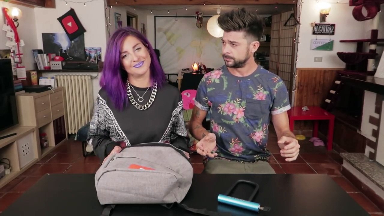 10 SCHERZI DA FARE A CASA ( 10 funny pranks ) - Luca&Katy