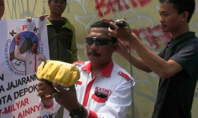 Mantan Walikota Depok Tersangka, Warga Gunduli Rambut