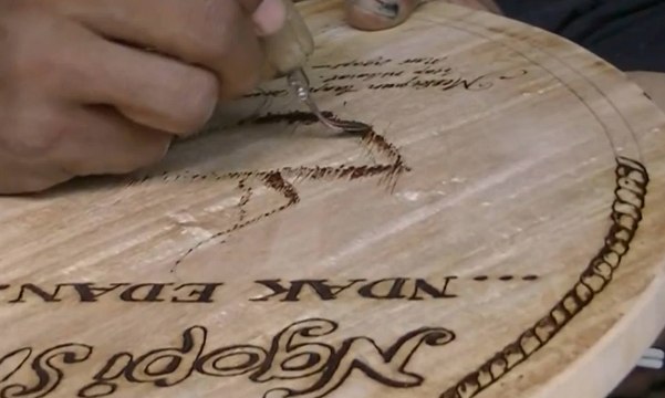 Karya Seni Lukis Api dari Limbah Kayu