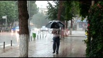 Report TV - Kukësi 'pushtohet' nga reshjet e shiut, vështirësi në qarkullimin e makinave