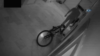 Girdikleri Binada Bisikleti Kucaklayıp Çaldılar