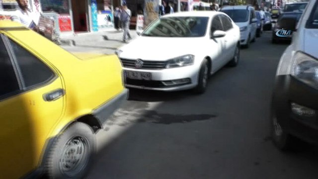 Kars’ta vatandaşların bulduğu yaralı kızıl şahin tedavi edilecek