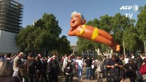 Un ballon géant du maire de Londres déployé devant le Parlement