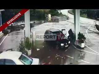 Report TV - Ekskluzive/ Aksidenti në Papërr-Peqin, makina merr para karburantin