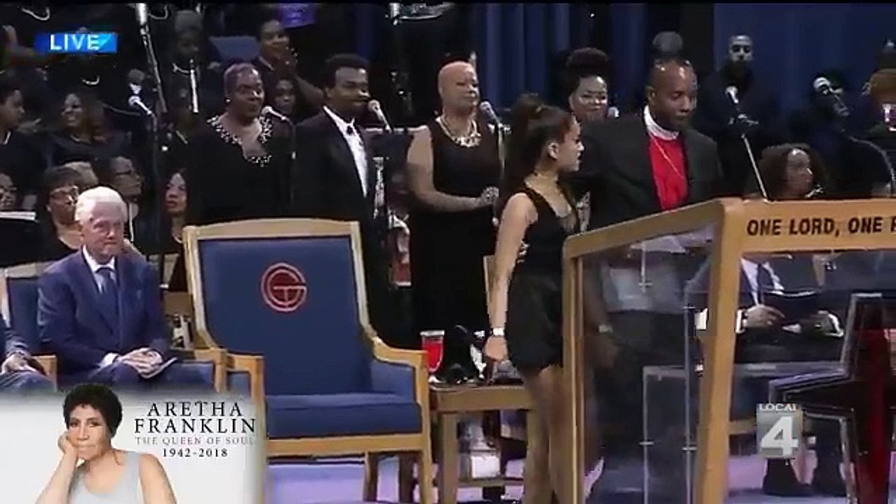 L'évêque des funérailles d'Aretha Franklin s'excuse après avoir touché le sein d'Ariana Grande