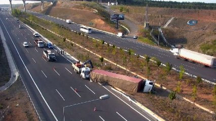 Yavuz Sultan Selim Köprüsü girişinde tır devrildi