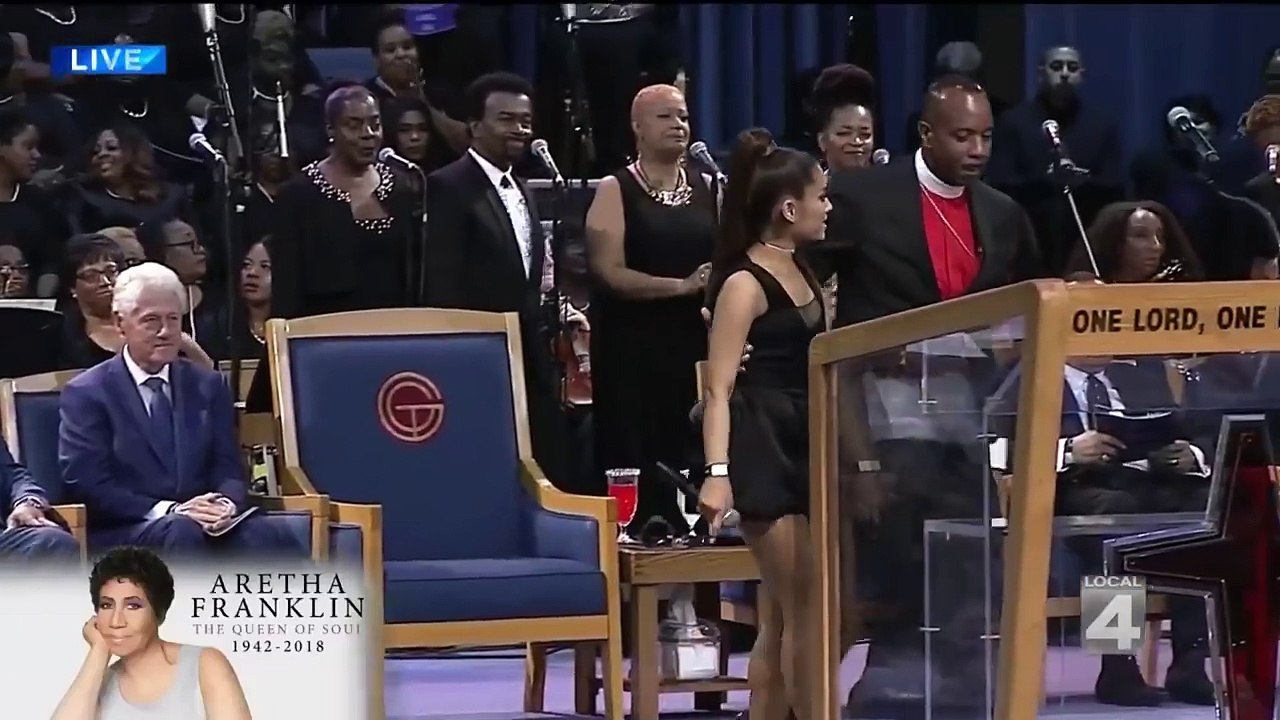 Pastor jokes with Ariana Grande at Aretha Franklin funeral