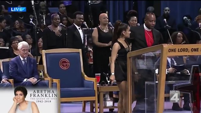 Pastor jokes with Ariana Grande at Aretha Franklin funeral