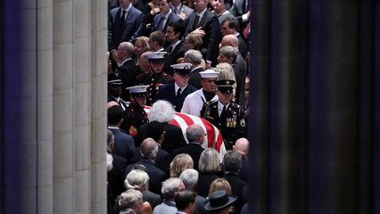 Ezrek búcsúztatták a néhai John McCaint Washingtonban