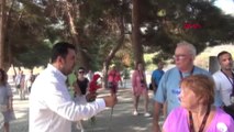 İzmir Efes Ziyaretçilerine Dünya Barış Günü Karanfili