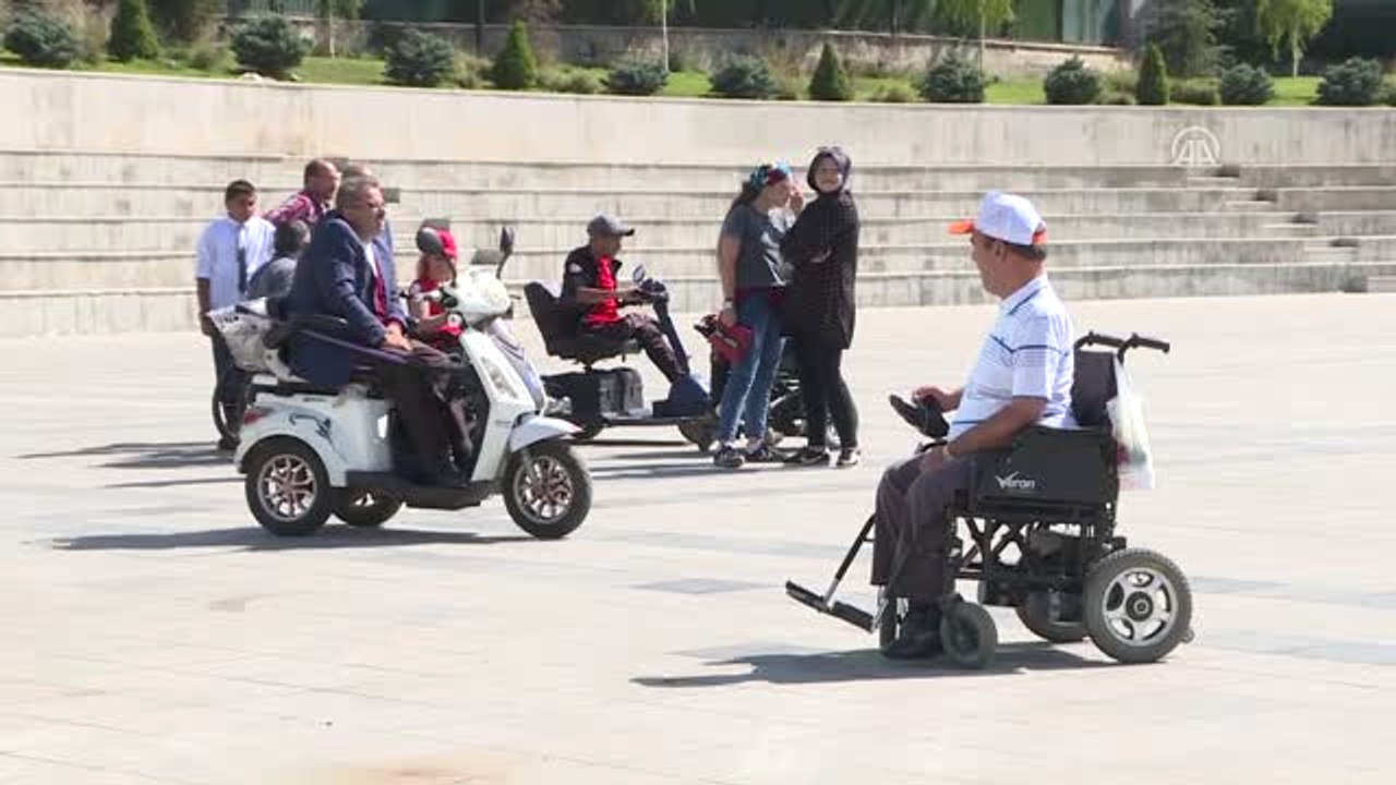 Engelliler Haklarını Anlatmak İçin Broşür Dağıttı