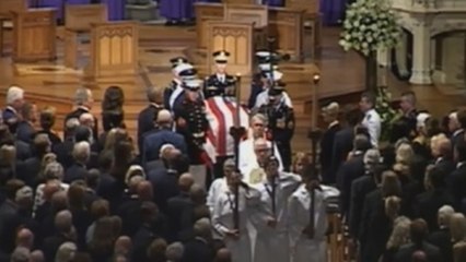 Familiares, amigos y expresidentes dan el último adiós a McCain en Washington
