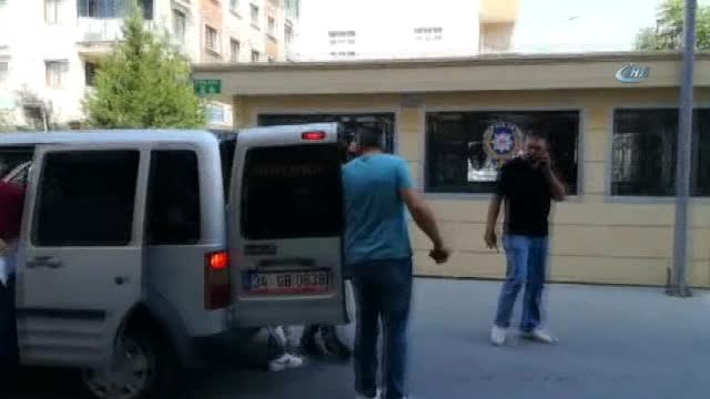 Yakalanan Cezaevi Firarisinden Basın Mensubuna Tekmeli Saldırı