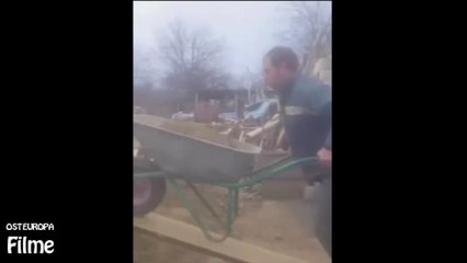 Betrunkener umgeworfen Schubkarre