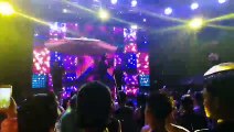 Noo Phước Thịnh hát live ca khúc “Đến với nhau là sai” trên sâu khấu sự kiến SUN POOL PARTY tại công viên nước Typhoon Water Park Trời mưa mà không hề làm g