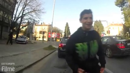 Zigeuner Kinder singen an roten Ampel