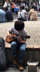 Un enfant joue Glassical Gas au ukulélé