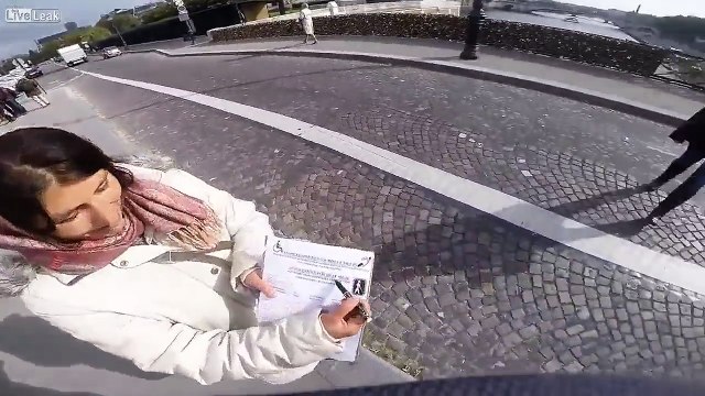 Un Français éloigne deux femmes pickpockets d'un touristes (Paris)