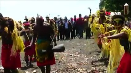Prime Minister Peter O'Neill landed in Madang today and visited the Manam volcano in the Bogia district, a week after it erupted. He was accompanied by the Mi