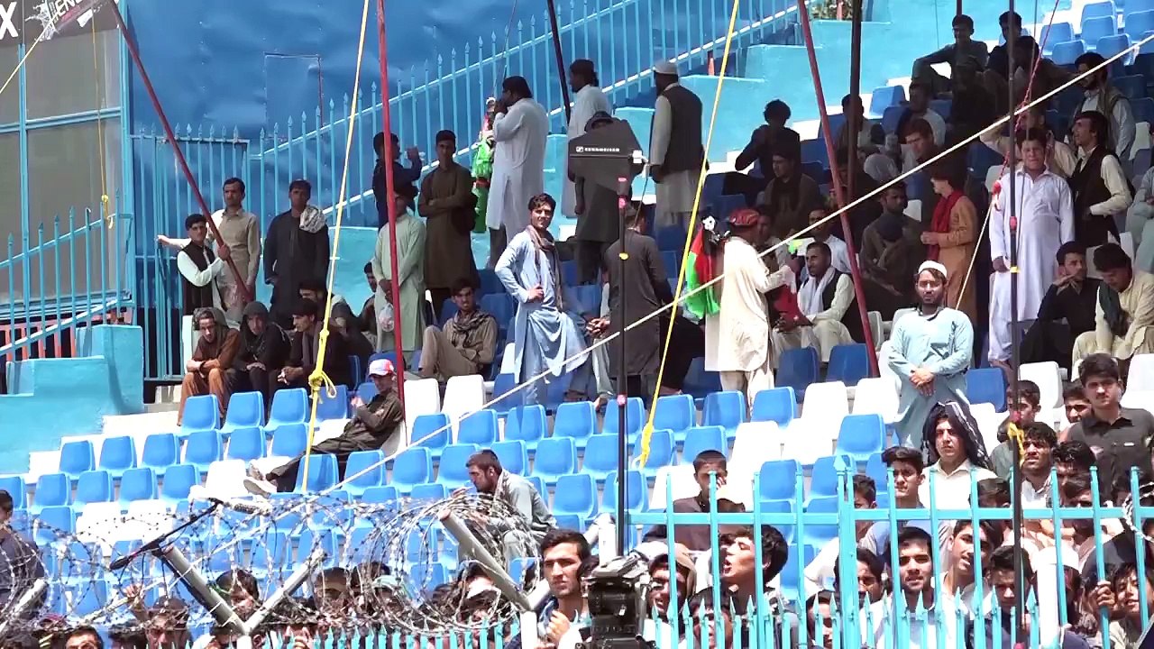 د کرکټ د ملي لوبډلې لوبغاړي شرف الدین سره زمونږ همکار زیارمل هاشمي غږیدلی او ځينې پوښتنې یې ځواب کړي چې دلته یې اوریدلی شئ.
