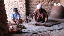 با وجود عرضه تکنالوژی مدرن در عرصه نانوایی ، هنوز هم شمار زیادی از نانوایی ها در افغانستان نان مورد نیاز شهروندان را در تنورهای گِلی پخت میکنند.این تنورها به ش