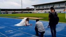 Düğün Fotoğraflarını Aşklarının Başladığı Atletizm Sahasında Koşarak Çektirdiler
