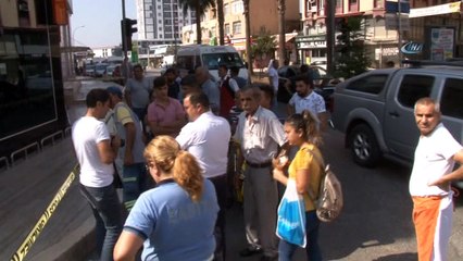 Polisin çarşaflı önlemine rağmen yerdeki cenazeyi meyve suyu içip simit yiyerek izledi
