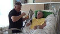 86 Yaşındaki Yatalak Annesine Bebek Gibi Bakıyor