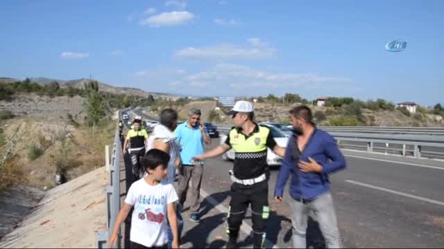 Otomobilin Önünü Kesen TIR Şoförü, Çocuk Dahil Araçtaki Herkese Bıçakla Saldırdı