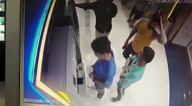 فيديو سيارة تقتحم الصراف الآلي لبنك في دبي وهذا مصير مستخدميه