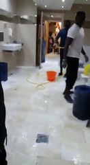 Sadio Mane  participe au nettoyage d'une mosquée à Liverpool