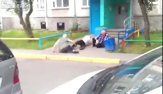 Bagarre entre 3 vieux... c'est au ralenti !