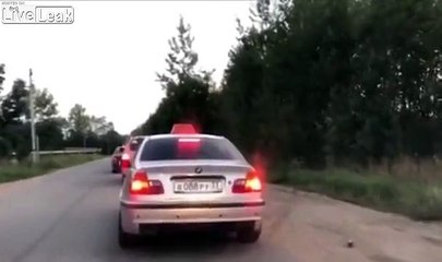 Ce Taxi vire son client ayant jeté une bouteille par la fenêtre de la voiture !