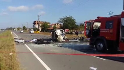 Скачать видео: Takla Atan Araç Motosikletli Grubun Arasına Daldı: 8 Ölü