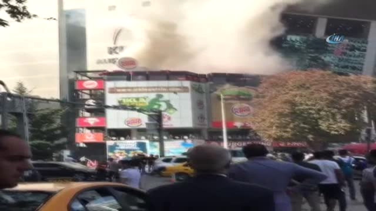 Ankara'da Avm'de Korkutan Yangın: 4 Kişi Dumandan Etkilendi