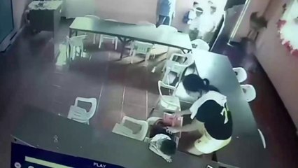 Un écolier se trompe de cartable