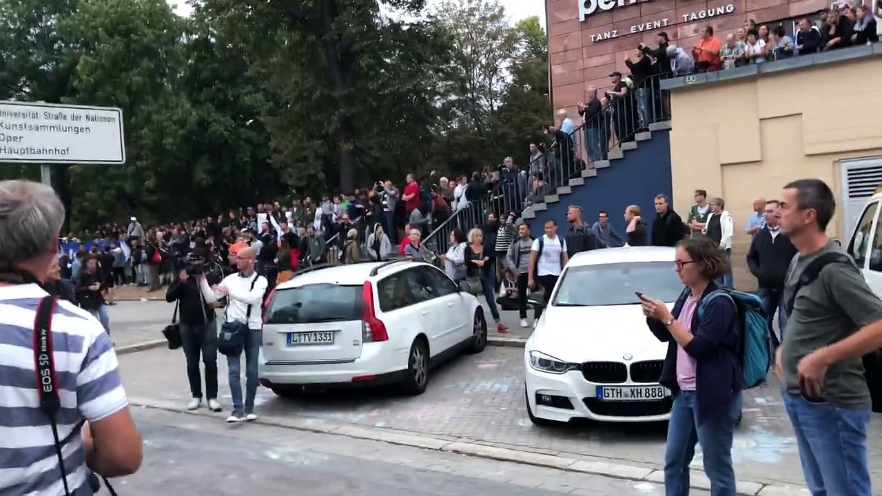 Aufruhr im Chemnitz! Unser Redakteur war gestern live vor Ort und hat die dortige Stimmung im Video festgehalten: