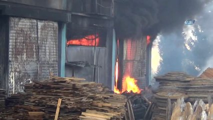 Denizli'de Depoda Çıkan Yangın Devam Ediyor