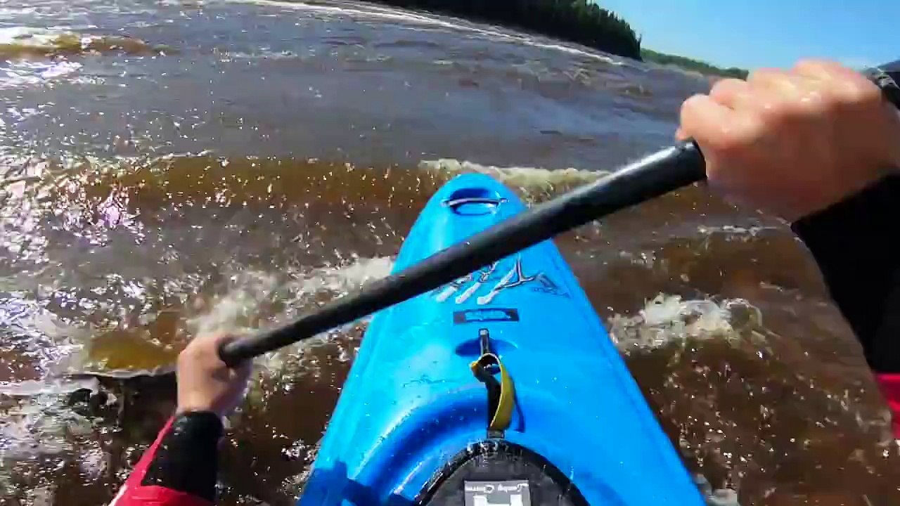 Take a 105-foot plunge with German kayaker Adrian Mattern as he paddles off Alexandra Falls located on the Hay River in the Northwest Territories, Canada. （Vide