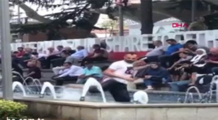 Süs havuzunda, fıskiyeden fışkıran suya karate yaptı