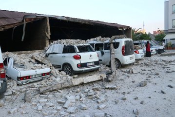Fabrika Duvarı Araçların Üzerine Çöktü