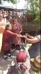 ВИДЕО: Женщина, подвергнувшаяся акту народного самосуда из-за подозрений в воровстве, бросилась в реку чтобы спастись. На наших страницах всё чаще мелькают ви