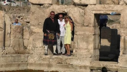 Sanatçılar Yozgat'ın Tanıtımı İçin Tarihi Roma Hamamında Yüzdü